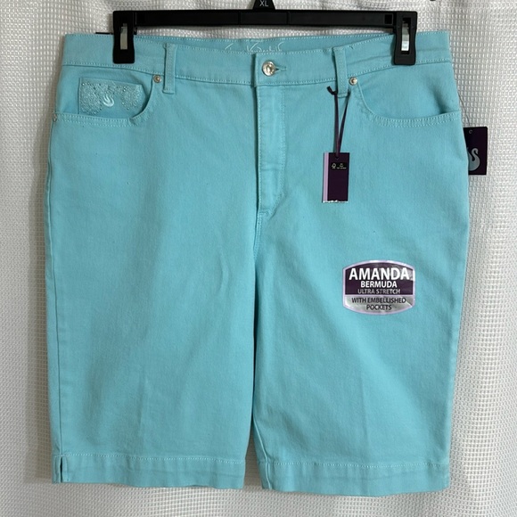 Gloria Vanderbilt Pants - NWT Gloria Vanderbilt Bermuda shorts. Size 14